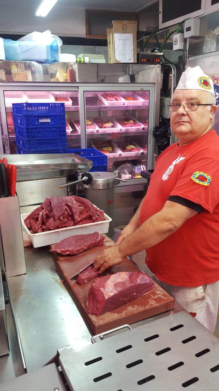 Maestro carnicero trabajando
